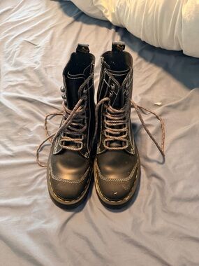 Like new Dr martens Moreno platform boots